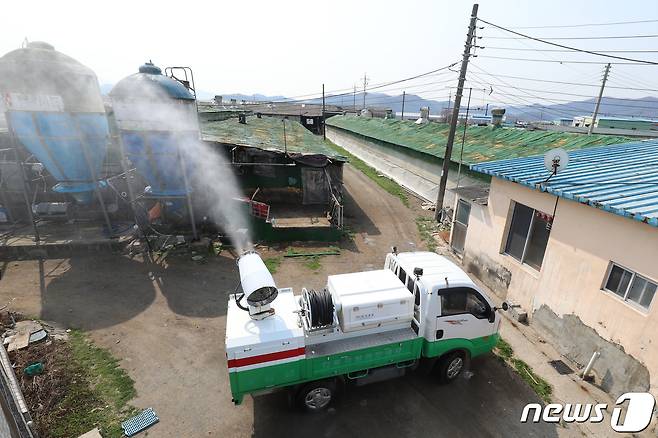 대구 달성군청 관계자들이 ASF를 예방하기 위해 방제차량으로 돈사 구석구석을 방역하고 있다. 3.19 공정식 기자