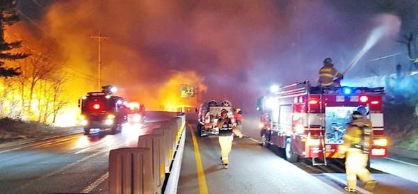 4일 저녁 강원 고성군 토성면 원암리 일대 야산에서 불이나 소방대원이 진화작업을 하고 있다. /강원소방본부 제공