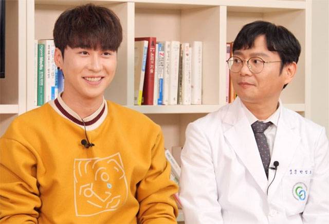 프로 먹방러인 에드머 씨(왼쪽)가 충북대병원 소화기내과 한정호 교수와 함께 먹방에 대해 이야기를 나누고 있다. 동영상 캡처