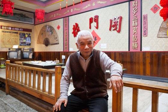 군산 화교역사관 여건방 관장. 1969~2005년 중국집 '용문각'을 운영했던 여 관장은 2017년 식당을 전시공간으로 탈바꿈시켰다. 화교역사관 관람은 무료이며, 여 관장이 직접 해설도 해준다. 최승표 기자