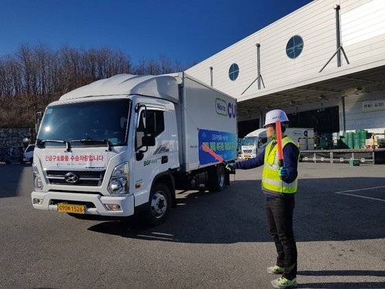 편의점 CU(씨유)를 운영하는 BGF리테일이 4일 발생한 산불로 큰 피해를 본 강원도 지역에 긴급구호물품을 배송하고 있다. [사진 BGF리테일]