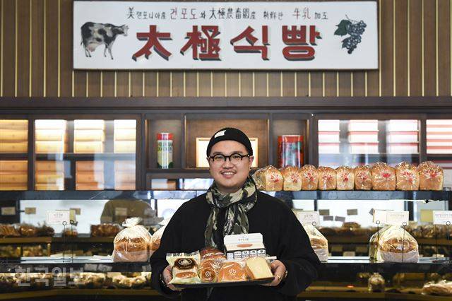 신경철 전무가 태극당의 대표 빵을 한아름 안고 있다. 야채사라다, 고방카스테라, 남대문전병 등 수십년 사랑받아온 제품이 전체 매출의 8할을 차지한다. 이한호 기자