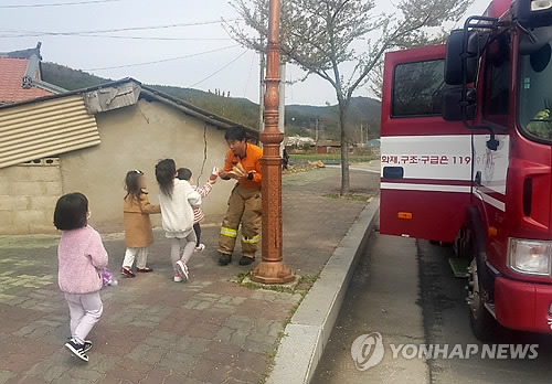 "소방관 아저씨, 과자 드시고 힘내세요" (강릉=연합뉴스) 강원산불 사흘째인 6일 강릉시 옥계면 옥계119안전센터 인근에서 어린아이들이 소방대원에게 찾아와 과자를 건네자 소방대원이 진화작업을 하면서 먹으려던 빵을 아이들에게 나눠주고 있다. 2019.4.6 [강원도소방본부 제공] conanys@yna.co.kr