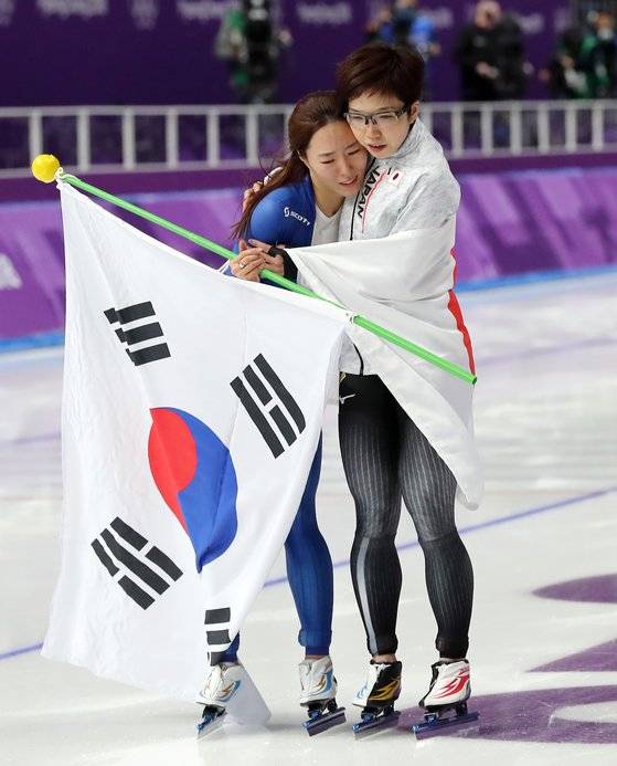 2018 평창 겨울올림픽 여자 500m 경기가 끝난 뒤 끌어안고 서로 격려하는 이상화와 고다이라 나오. [연합뉴스]
