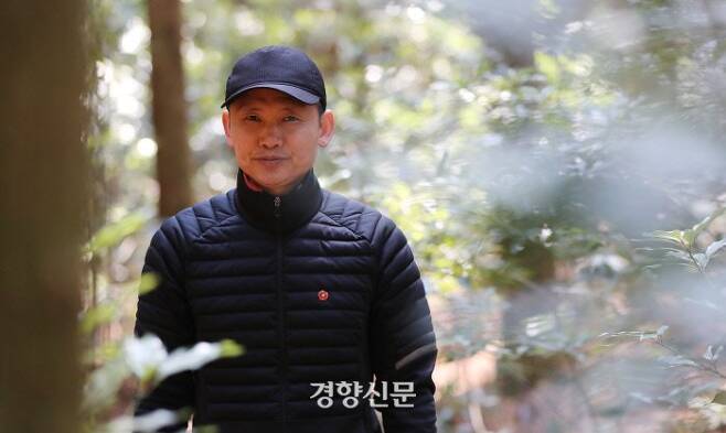 김동수(55)씨가 제주도 사려니숲길에서 일을 하던 도중 사진 촬영에 응했다. / 권도현 기자