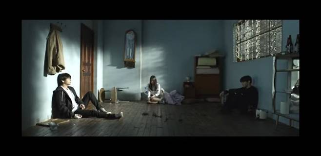 ‘러브유어셀프 기승전결’ 시리즈 중 ‘기’에 해당하는 유포리아 영상에도 친부에 의해 학대를 받는 불우한 환경에서 자라난 태형의 모습이 그려진다.