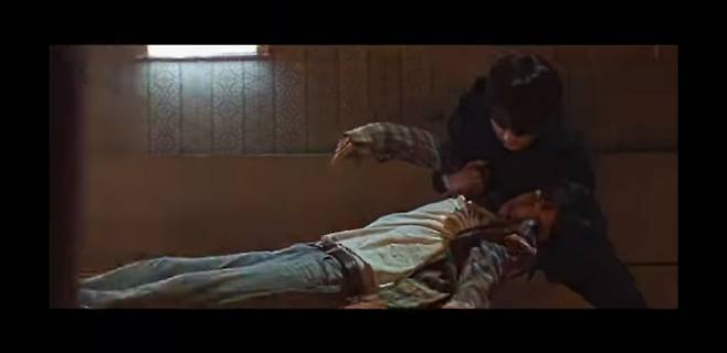 ‘러브유어셀프’ 앨범 유포리아 뮤직비디오 영상에는 침실을 방화해 자살하려는 윤기를 정국이 구출해내고 대신 희생양이 되는 장면이 나온다.