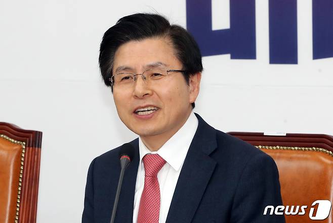 황교안 자유한국당 대표가 4일 취임 한달을 즈음하여 서울 여의도 국회 당 대표실에서 기자간담회를 하고 있다. 2019.4.4/뉴스1 © News1 이종덕 기자