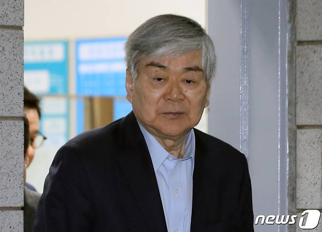 조양호 한진그룹 회장이 8일 새벽(한국시각) 미국 현지에서 숙환으로 별세했다고 대한항공이 밝혔다. 항년70세이다. 1949년 대한항공 창업주인 조중훈 회장의 장남으로 태어난 조양호 회장은 1974년 대한항공에 입사해 한진그룹 회장과 대한항공 회장 등 을 역임했다. 사진은 지난 2018년 6월 29일 조 회장이 검찰 소환조사를 마치고 서울 양천구 서울남부지방검찰청을 나서는 모습. (뉴스1 DB) 2019.4.8/뉴스1