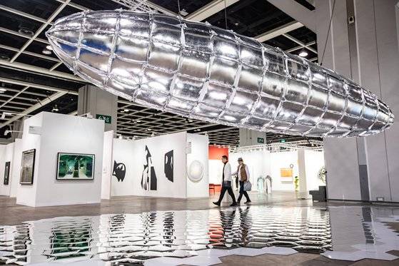 제7회 아트바젤 홍콩 메인 전시장 천장에 걸린 이불 작가의 ‘약해지려는 의지(Willing To Be Vulnerable II·2019)’.