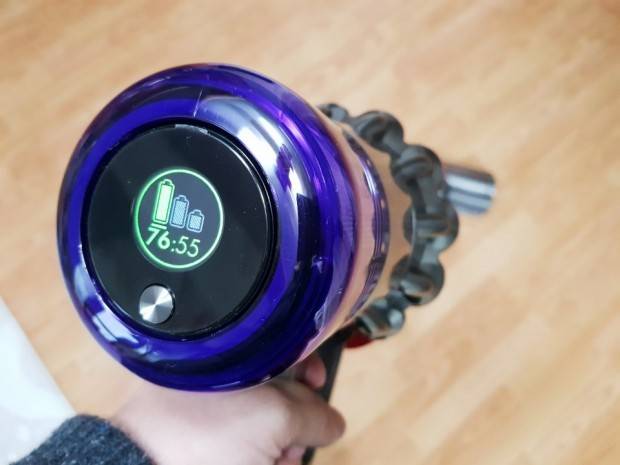 다이슨 V11 컴플리트는 배터리 용량이 커지면서 전체 무게가 늘었지만, 사용 시간도 함께 증가하면서 만족도가 높았다. 이 제품의 공식 사용 시간은 1단계 기준 60분이지만 실제 사용해보면 60분을 훌쩍 넘어 사용할 수 있었다. 기자가 사용한 제품의 경우 1단계 사용 시간이 76분 이상으로 측정될 정도였다.