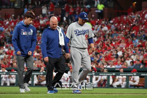 류현진이 9일(한국시간) 미국 미주리주 세인트루이스 부시스타디움에서 열리는 세인트루이스 원정경기에서 선발등판해 2회 투구 도중 부상으로 교체돼 마운드를 내려가고 있다. 2019.4.9. 세인트루이스 | 스포츠서울 이웅희기자