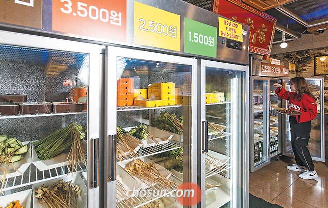 촨촨은 냉장고에 진열된 다양한 재료를 원하는 만큼 고르는 방식. 중국에선 꼬치 수를 세거나 무게를 달아 값을 셈한다./김종연 영상미디어 기자