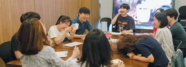 독서 모임 스타트업 트레바리에서 모인 사람들이 함께 독서 토론을 하는 모습. 트레바리는 공통된 주제와 책을 읽고 서로 의견을 나누는 유료 독서 모임을 만들어 인기를 끌고 있다. /트레바리