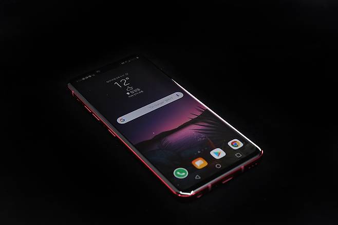 디자인 자체는 G7 씽큐 이후의 LG 스마트폰과 비슷하다.