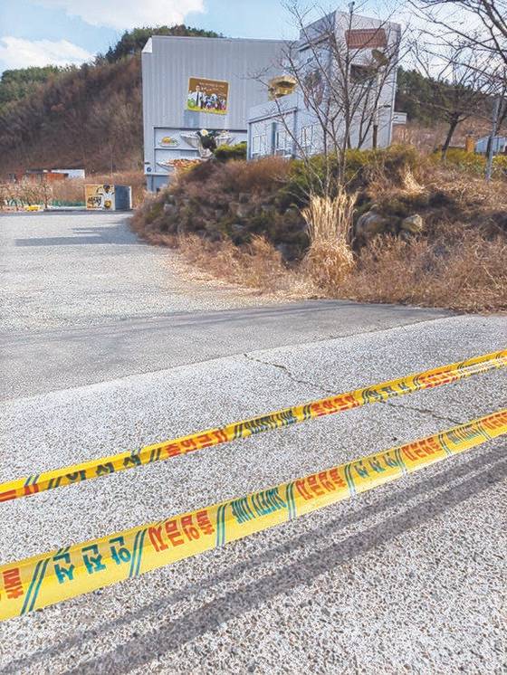 지난달 경북 청도 코미디철가방극장. 출입금지 테이프가 붙어 있거나 문이 부서져 있다. [김윤호 기자]