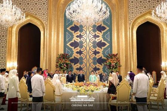 아시아 순방에 나선 문재인 대통령과 부인 김정숙여사가 지난달 11일(현지시간) 브루나이 왕궁에서 열린 국빈만찬에 참석하고 있다. 브루나이 국왕 관저는 1788개의 방과 257개의 목욕탕, 5개의 수영장에다 5000명을 수용할 수 있는 연회장을 갖추는 등 전 세계에서 가장 화려한 관저로 알려진다.[사진 청와대]