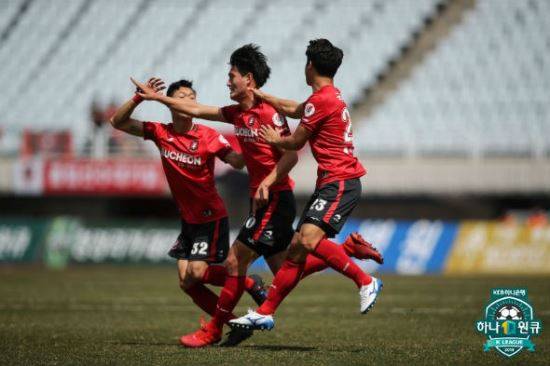 송홍민이 7일 전남 드래곤즈와의 K리그 2 경기에서 득점을 터뜨린 후 동료들과 기뻐하고 있다. 한국프로축구연맹 제공