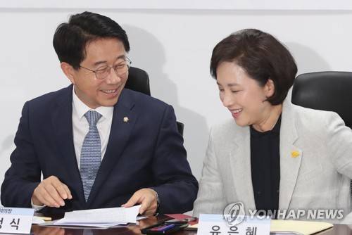얘기하는 조정식 정책위의장과 유은혜 사회부총리 (서울=연합뉴스) 김현태 기자 = 9일 오전 국회 의원회관에서 고교 무상교육 시행 방안을 논의하기 위해 열린 당·정·청 협의에서 더불어민주당 조정식 정책위의장(왼쪽)과 유은혜 사회부총리 겸 교육부 장관이 얘기하고 있다. mtkht@yna.co.kr