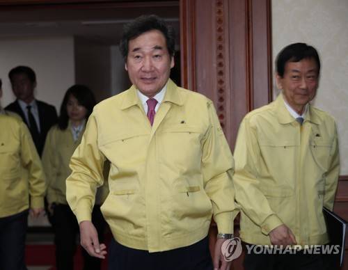 산불 관계장관회의 참석하는 이낙연 총리 (서울=연합뉴스) 김승두 기자 = 이낙연 국무총리가 9일 오전 정부서울청사에서 열린 강원도 산불 관계장관회의에 참석하고 있다. kimsdoo@yna.co.kr