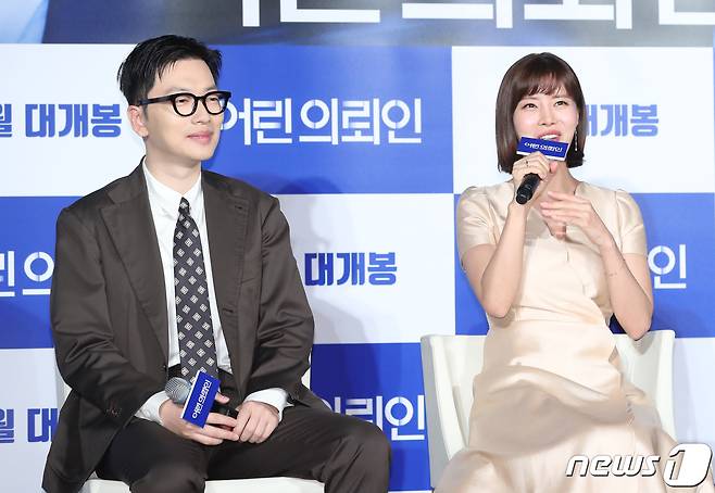 배우 유선이 10일 오전 서울 건대 롯데시네마에서 열린 영화 ‘어린 의뢰인’(감독 장규성) 제작보고회에 참석해 이동휘(왼쪽)와의 호흡을 얘기하고 있다. ‘어린 의뢰인’은 오직 출세만을 바라던 변호사가 7살 친동생을 죽였다고 자백한 10살 소녀를 만나 마주하게 된 진실에 관한 이야기를 실화를 바탕으로 한 감동 드라마이다. 2019.4.10/뉴스1 © News1 권현진 기자