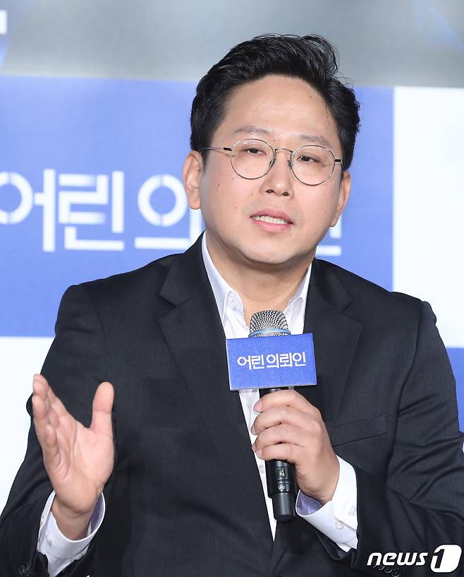 장규성 감독이 10일 오전 서울 건대 롯데시네마에서 열린 영화 ‘어린 의뢰인’ 제작보고회에 참석해 인사말을 하 있다. ‘어린 의뢰인’은 오직 출세만을 바라던 변호사가 7살 친동생을 죽였다고 자백한 10살 소녀를 만나 마주하게 된 진실에 관한 이야기를 실화를 바탕으로 한 감동 드라마이다. 2019.4.10/뉴스1 © News1 권현진 기자