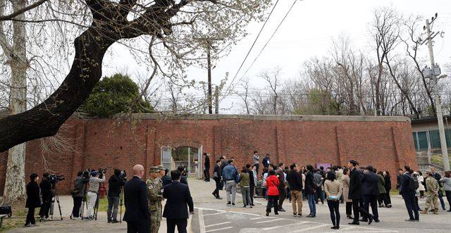 9일 용산미군기지 버스투어에 참가한 시민들이 위수감옥을 둘러보고 있다. 연합뉴스
