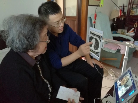 쓰촨성 차오톈구 인민병원 환자가 베이징의 유명 명의들로부터 원격 진료를 받고 있다. /39인터넷병원