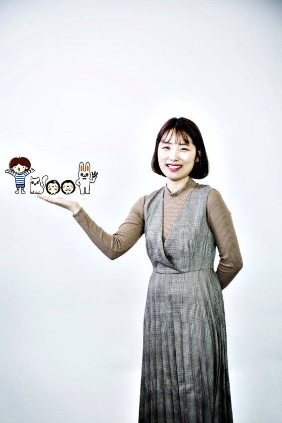 정선화 작가. 그의 손 위에 있는 건 이모티콘으로 만날 수 있는 고슴도치·오덕토끼 캐릭터 일부, 아래는 린다 캐릭터.