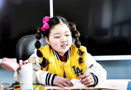 허시은 학생모델은 평소 노트에 끄적대며 자기 캐릭터를 만들곤 한다. 이날도 그의 실력을 십분 발휘해 빠른 시간 안에 밝은 얼굴 기본형을 여러 개 그려냈다.