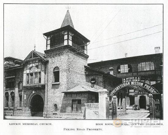 1900년대 초반 로리기념교회의 모습. 뒤로 보이는 건물은 미화서관이다. 이혜원 교수 제공