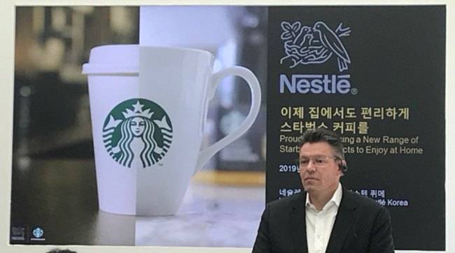 11일 오전 서울 종로구 송원아트센터에서 열린 스타벅스 앳홈 론칭 기념 기자간담회에서 카스텐 퀴메 네슬레코리아 CEO가 제품을 소개하고 있다.