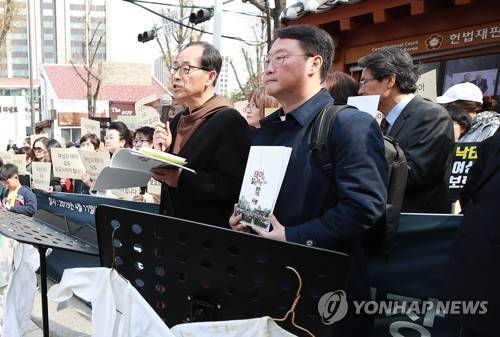 굳은 얼굴의 낙태죄 폐지 반대 시위자들 (서울=연합뉴스) 홍해인 기자 = 낙태죄폐지반대국민행동 단체 회원들이 11일 오후 서울 종로구 재동 헌법재판소 앞에서 헌법불합치 판결을 들은 뒤 입장 발표를 하고 있다. 2019.4.11 hihong@yna.co.kr