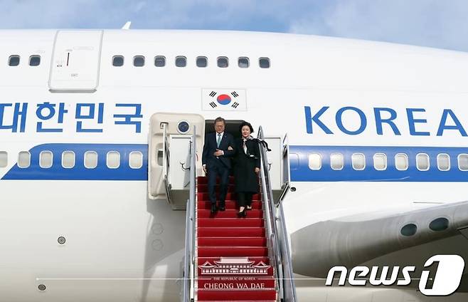 문재인 대통령과 부인 김정숙 여사가 한미정상회담을 위해 10일(현지시간) 미국 앤드루스 공군기지에 도착해 공군 1호기에서 내리고 있다. (청와대 페이스북) 2019.4.11/뉴스1