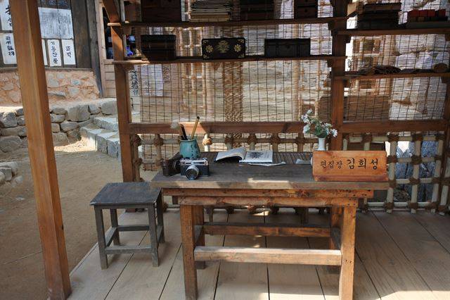 추노꾼 일식과 춘식이 운영하는 '해드리오'내 김희성의 신문사 사무실. 이준호 기자