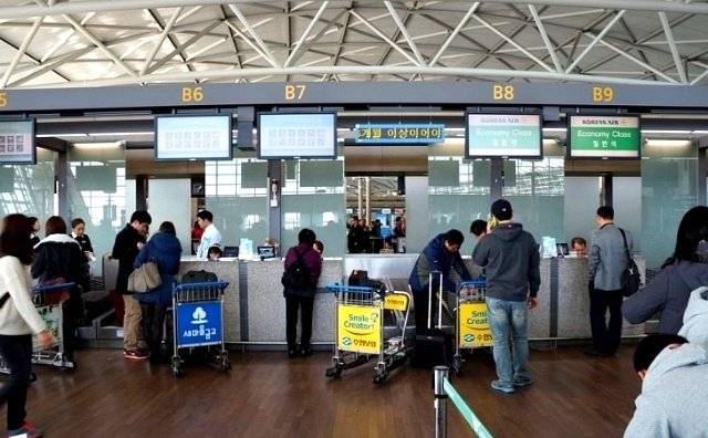 비상구 좌석은 출발 당일 공항의 체크인카운터에서 배정한다. [중앙포토]