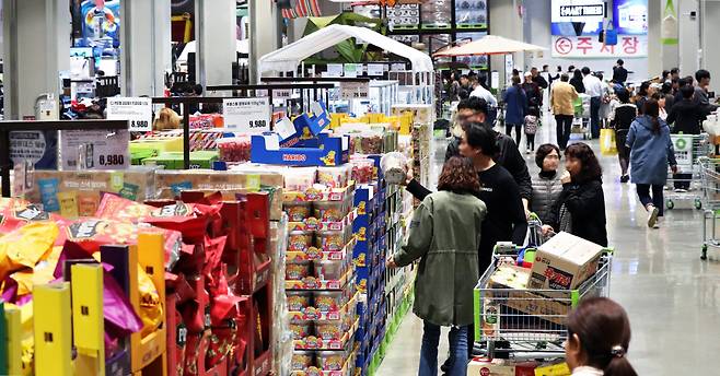 평일 오후에도 붐비는 이마트 트레이더스 월계점 모습. 트레이더스 월계점은 지난달 14일 개장해 6일 만에 20만명이 방문했다. <김호영 기자>