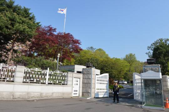 서울 종로구 삼청동에 위치한 국무총리 공관 정문 앞을 경비가 지키고 서 있다. 총리 공관은 대지만 1만5000㎡에 달하며, 본관과 삼청당, 경비실 등으로 구성돼 있다.  자료사진