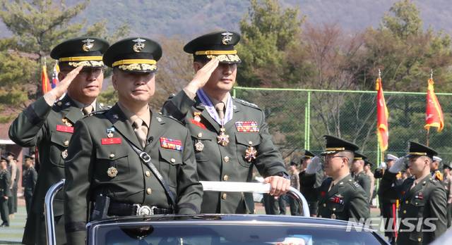 【화성=뉴시스】 전진환 기자 = 제34대, 35대 해병대 사령관 이-취임식이 열린 12일 오후 경기도 화성시 해병대사령부 연병장에서 취임하는 이승도(왼쪽) 해병대 사령관이 이임하는 전진구 해병대 사령관과 열병을 하고 있다. 2019.04.12. amin2@newsis.com