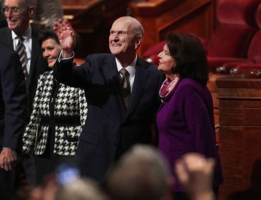 예수그리스도후기성도교회 최고지도자인 러셀&nbsp;M. 넬슨 회장이 부인과 함께 신도들 환호에 답하고 있다.