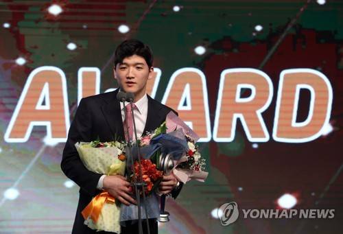 남자부 정규리그 MVP는 정지석 (서울=연합뉴스) 박동주 기자 = 1일 오후 서울 양재동 더케이호텔에서 열린 프로배구 도드람 2018-2019 V리그 시상식. 남자부 최우수선수(MVP)로 선정된 대한항공 정지석이 트로피를 받고 소감을 말하고 있다. 2019.4.1 pdj6635@yna.co.kr