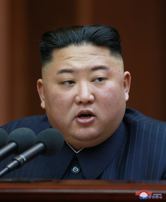 김정은 북한 국무위원장이 12일 열린 최고인민회의 제14기 제1차회의에서 시정연설을 하고 있다.(사진=연합뉴스)