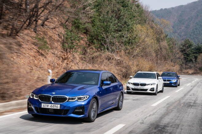 BMW 7세대 3시리즈가 지난 11일 경기도 가평 일대를 달리고 있다. ⓒBMW코리아
