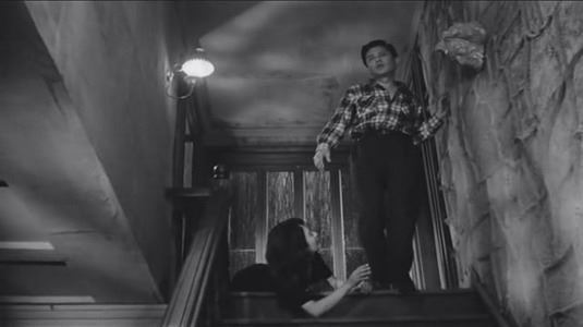 김기영 감독의 영화 '하녀'의 한장면. 가장의 부적절한 행동으로 중산층 집안은 해체 위기에 놓인다.