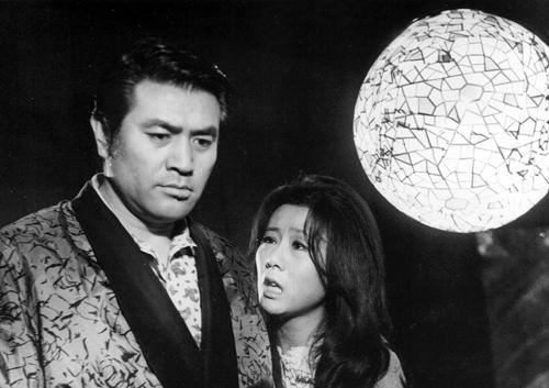 김기영 감독의 '화녀'(1971)는 전작 '하녀'를 밑그림으로 활용한다.