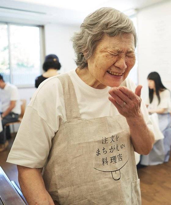 일본의 '주문을 잘못 알아듣는 식당'에서 치매 노인들이 손님들에게 서빙을 하고 있다. 치매 노인들이 주문과 다른 엉뚱한 음식을 가져와도 불평하는 손님은 한명도 없다. [사진 '주문을 잘못 알아듣는 식당' 실행위원회 페이스북]