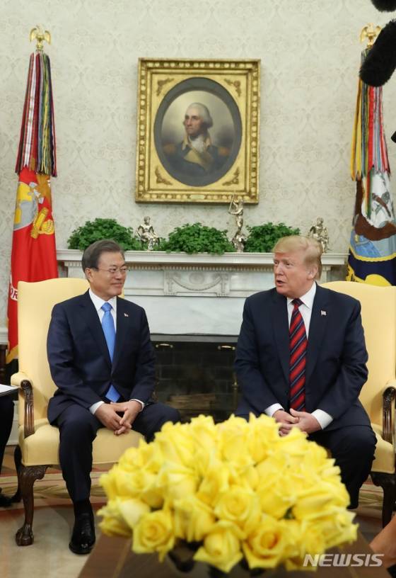 【워싱턴(미국)=뉴시스】박진희 기자 = 문재인 대통령이 11일 오후(현지시각) 미국 워싱턴 백악관에서 도널드 트럼프 미국 대통령과 한미 정상회담을 하고 있다. 2019.04.12.   pak7130@newsis.com