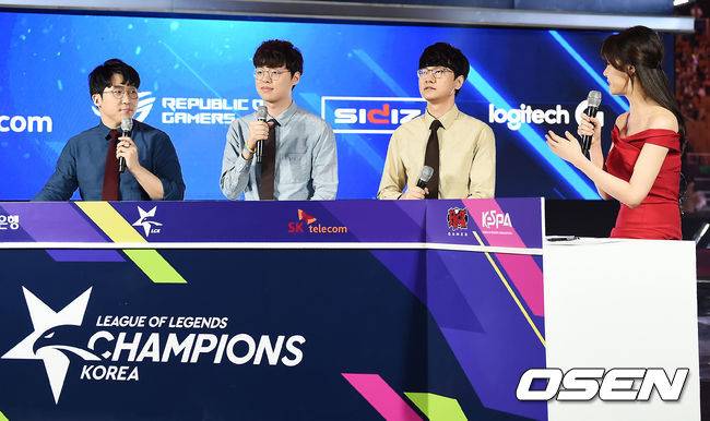 [OSEN=잠실, 박재만 기자] 13일 오후 서울 잠실실내체육관에서 '2019 LOL 챔피언스 코리아(이하 롤챔스)' 스프링 결승전 그리핀과 SK텔레콤 T1의 경기가 열렸다.'빛돌' 하광석, '캡틴잭' 강형우, '매드라이프' 홍민기, 아나운서 김민아가 오늘의 경기를 예측하고 있다. /pjmpp@osen.co.kr