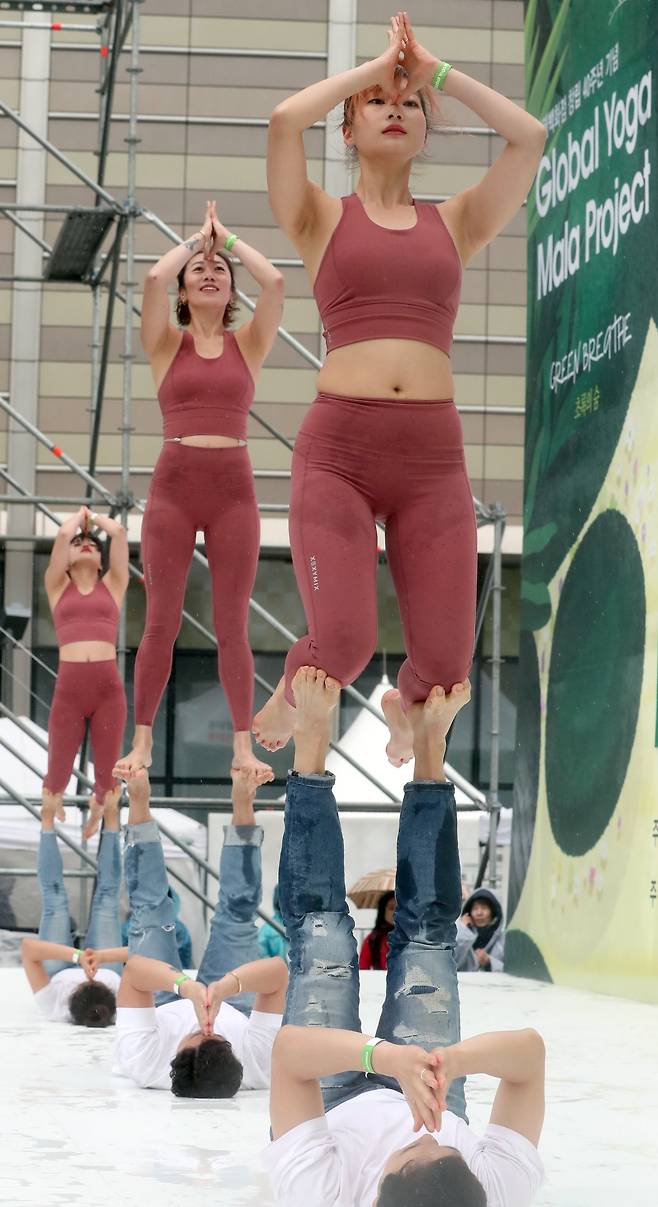 롯데백화점은 14일 창립 40주년을 기념해 전세계에서 가장 큰 요가행사인 '요가 말라 프로젝트'를 유통업계 최초로 개최했다. 이날 킴스요가&크로우아크로 팀이 사전 공연 요가를 하고 있다. 최정동 기자