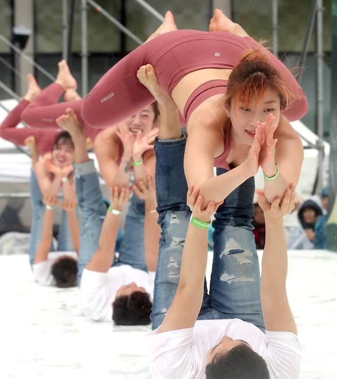 롯데백화점은 14일 창립 40주년을 기념해 전세계에서 가장 큰 요가행사인 '요가 말라 프로젝트'를 유통업계 최초로 개최했다. 이날 킴스요가&크로우아크로 팀이 사전 공연 요가를 하고 있다. 최정동 기자